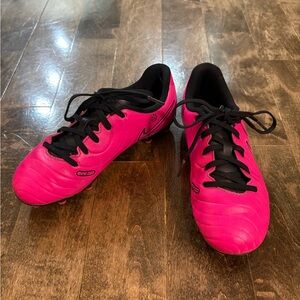 NIKE Soccer Cleats Pink & Black Size 2 Y